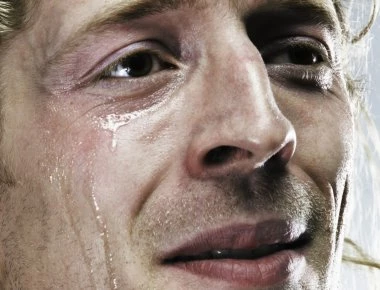 Ο άνδρας που κλαίει αίμα: Η σπάνια ασθένεια ενός 52χρονου (φωτό)